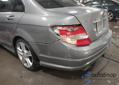 2011 Mercedes-Benz C 300 Sport z USA, uszkodzony, nr VIN WDDGF5EB2BA519185